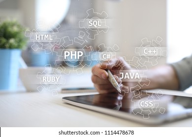 Konzept der Webentwicklungstools auf dem virtuellen Bildschirm. Programmiersprache und Skripte. PHP, SQL, HTML, Java und andere.