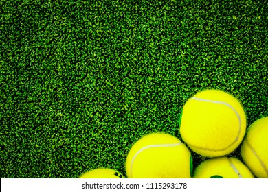 bola tenis pada latar belakang hijau tampilan atas tiruan