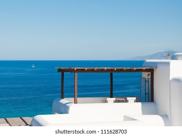 Hiên với nhà kho trong nhà nhìn ra biển. Hy Lạp. Mykonos.