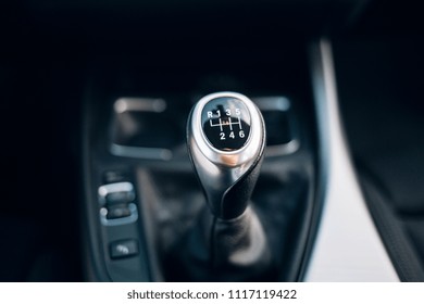 車内のマニュアルギアボックスハンドル