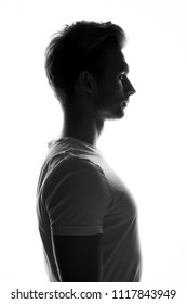 Silhouet van een jonge man die zich voordeed op een witte achtergrond