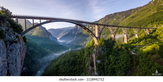 Smuk tåget morgenudsigt over Djurdjevica-broen over Tara-floden i Montenegro, Europa. Smuk verden af ​​middelhavslande. Luftpanorama.