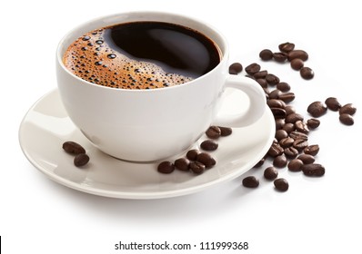 Taza de café y frijoles sobre un fondo blanco.