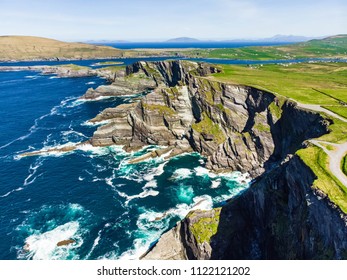 Fantastiske bølger piskede Kerry Cliffs, bredt accepteret som de mest spektakulære klipper i County Kerry, Irland. Turistattraktioner på den berømte Ring of Kerry-rute.