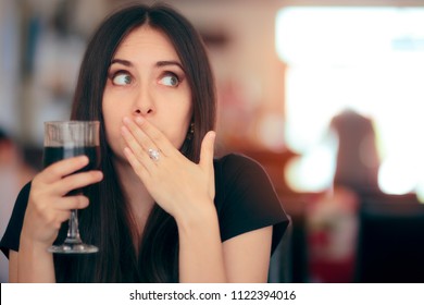 Grappig meisje reageert na het drinken van Frizzy Soda Drink. Vrouw bedekt haar mot na het drinken van cola
