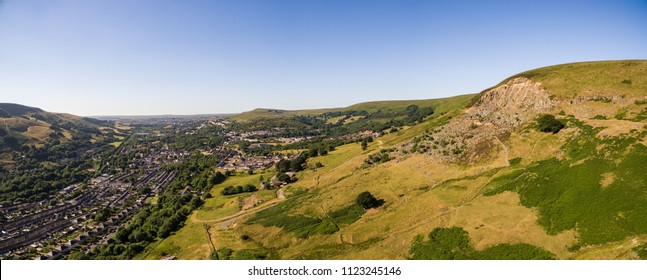 Luchtfoto bovenaanzicht van huizen in de Welsh Valley van Blaenau Gwent