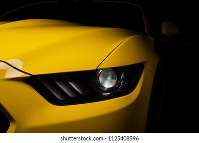 カーディテーリングシリーズ：黄色いスポーツカーのきれいなヘッドライト