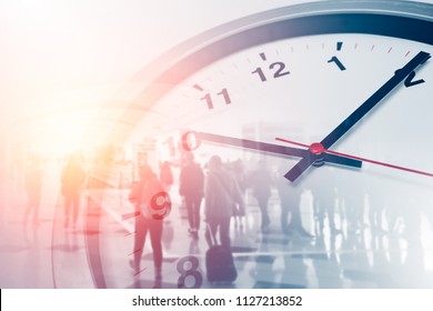 ビジネス タイムズ コンセプト人々 歩く時間時計とオーバーレイ