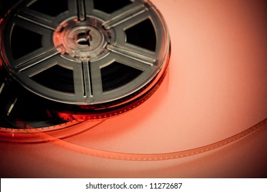 Fondo de concepto de carrete de película rojo y negro. Centrarse en la película. Industria del cine.
