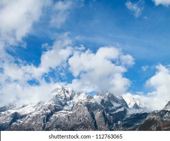 青い空と美しい風景の雪山