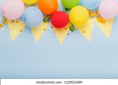 Perbatasan latar belakang pesta ulang tahun dengan balon dan confetti, di permukaan biru dengan ruang fotokopi