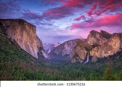 Lebhafter Sonnenuntergang über Tunnel View im kalifornischen Yosemite National Park