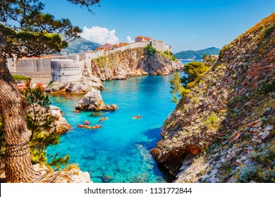 Gran vista en la famosa ciudad europea de destino turístico de Dubrovnik - Fort Bokar visto desde el sur de las antiguas murallas en un día soleado. Lugar de ubicación Croacia, Dalmacia del Sur, Europa. Descubre la belleza de la tierra.