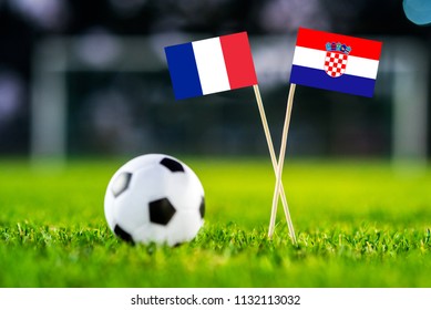 FRANKREICH und KROATIEN Nationalflagge auf fußballgrünem Gras. Frankreich - Kroatien, Finale der Weltmeisterschaft, Russland 2018
