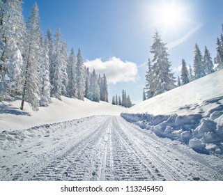 Lege besneeuwde weg in winterlandschap