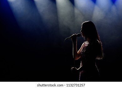 Penyanyi wanita di atas panggung