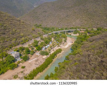 hermosa vista aérea panorámica de un hermoso río natural de agua clara en la Sierra Gorda de Querétaro llamado Juntas Del Conca en el pueblo de Pinal de Amoles