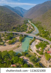 hermosa vista aérea panorámica de un hermoso río natural de agua clara en la Sierra Gorda de Querétaro llamado Juntas Del Conca en el pueblo de Pinal de Amoles