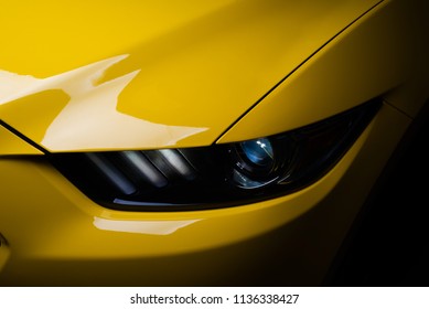カーディテーリング シリーズ: 黄色いスポーツカーのきれいなヘッドライト