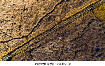 Vue aérienne d'une zone humide de marais et de roseaux depuis un drone avec un chemin en bois. Il s'agit du parc national Sultan Sazligi dans la vallée de Develi à Kayseri en Turquie.