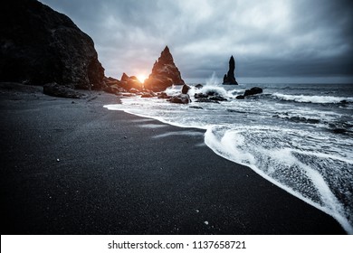 Nơi hùng vĩ của biển Đại Tây Dương đầy bão tố. Đá bazan "Troll ngón chân". Vị trí Bãi biển Reynisfjara, Iceland (Sudurland), Châu Âu. Hình ảnh phong cảnh của điểm đến du lịch châu Âu nổi tiếng. Vẻ đẹp của trái đất.