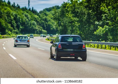 Zwarte kleine auto op de Duitse Autobahn in zonnige dag
