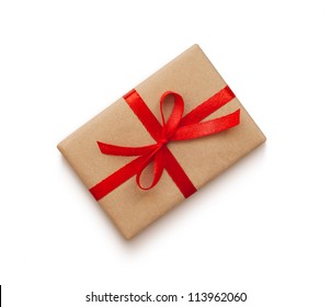 Caja de regalo vintage envuelta con lazo de cinta roja, aislada en blanco
