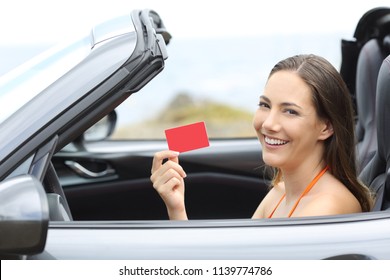 Tài xế đưa thẻ tín dụng trống trong xe mui trần vào kỳ nghỉ hè