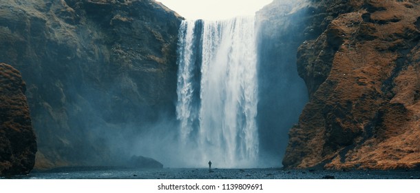 Frau mit Blick auf den Wasserfall am Skogafoss, Island. Skógafoss, Insel.