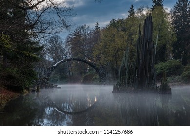Cầu Rakotz (Rakotzbrucke, Cầu Quỷ) ở Kromlau, Sachsen, Đức. Sự phản chiếu của cây cầu trong nước tạo ra một vòng tròn đầy đủ