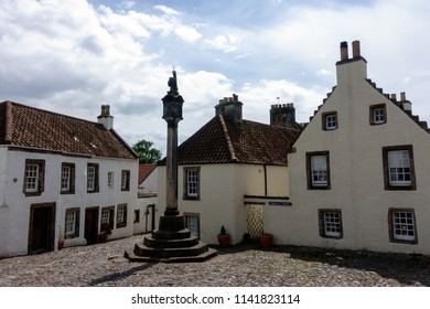 Mercat cross, una plaza en Culross, Escocia, se utilizó como lugar de rodaje de la serie Outlander.