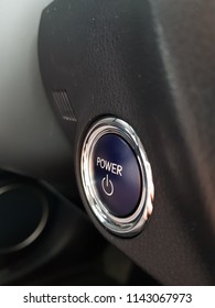 Start-stopknop van de motor van een auto van een moderne auto. Close-up aan / uit-knop voor het starten van een luxe moderne hybride auto.