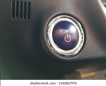 Start-stopknop van de motor van een auto van een moderne auto. Close-up aan / uit-knop voor het starten van een luxe moderne hybride auto.