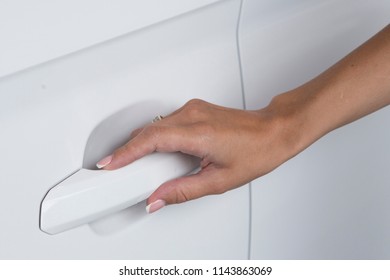 Người phụ nữ dùng tay mở cửa xe ô tô màu trắng mới cận cảnh