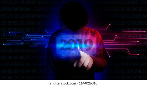 Beschütze deine Privatsphäre. Neonlicht, ein Hacker, eine zusätzliche Realität in Form einer holographischen Anzeige. Persönliches Wachstum. Neues Jahr 2019