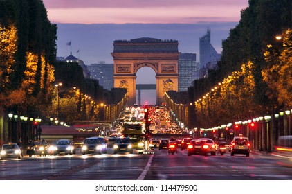 París, los Campos Elíseos en la noche. Coche embotellamiento en la calle cerca de Arc de Tripmphe. concepto de contaminación o detener el combustible diesel para el medio ambiente. salvar el planeta tierra. Francia