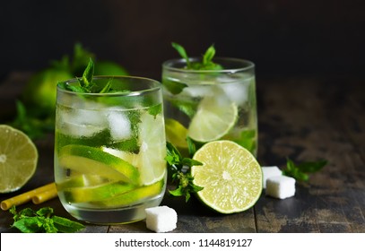 어두운 배경에 민트와 라임을 곁들인 차가운 마히토. 여름 음료.