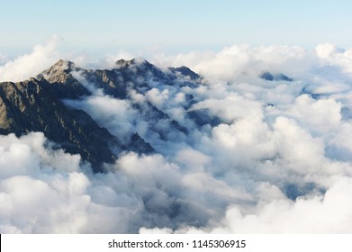 雪と雲に覆われた山頂のあるアルプスの風景