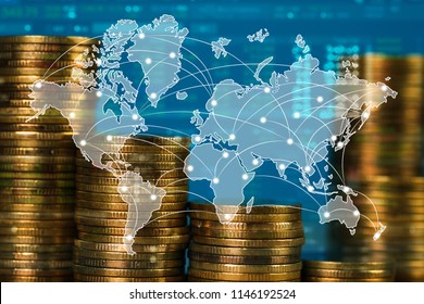 Doble exposición de la pila de monedas con fondo de ciudad y mapa mundial, gráfico financiero, mapa mundial e idea de concepto de negocio de red global, elemento de la NASA.