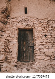 Aquí ves la puerta de un edificio en ruinas en África. Este edificio no es propiedad de nadie en este momento. Nada que lo identifique en absoluto. Y no hay escritos al respecto.