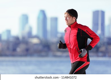 Atleta hombre corriendo deporte. Corredor en invierno trotando al aire libre con el horizonte de la ciudad de fondo. Modelo de fitness masculino en Montreal, Canadá.