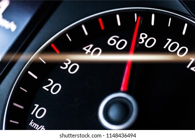 現代の車の速度計