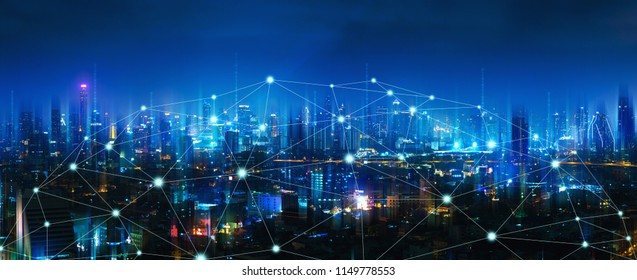 タイの夜にバンコクの街を背景にしたワイヤレスネットワークと接続技術のコンセプト、パノラマビュー