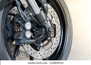 Close-up van radiaal gemonteerde remklauw op grote fiets, motorfiets met dubbele zwevende schijfrem en ABS-systeem op een sportfiets met kopieerruimte.
