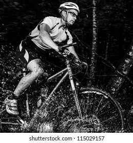 ciclista de montaña con salpicaduras de agua