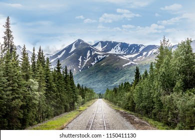Dãy núi và đường ray xe lửa trong Vườn quốc gia Denali Alaska