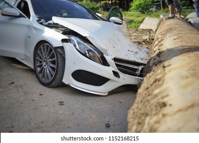 大きなパイプは、路上で車に落として事故を起こした、タイのバンコク