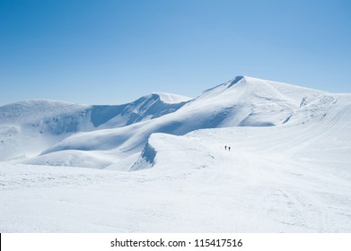 Salju musim dingin menutupi puncak gunung di Eropa. Tempat yang bagus untuk olahraga musim dingin