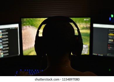 Gamer PC jugando y transmitiendo