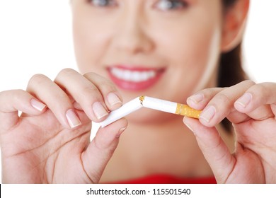 Mujer joven con cigarrillo roto. Deja de fumar concepto.